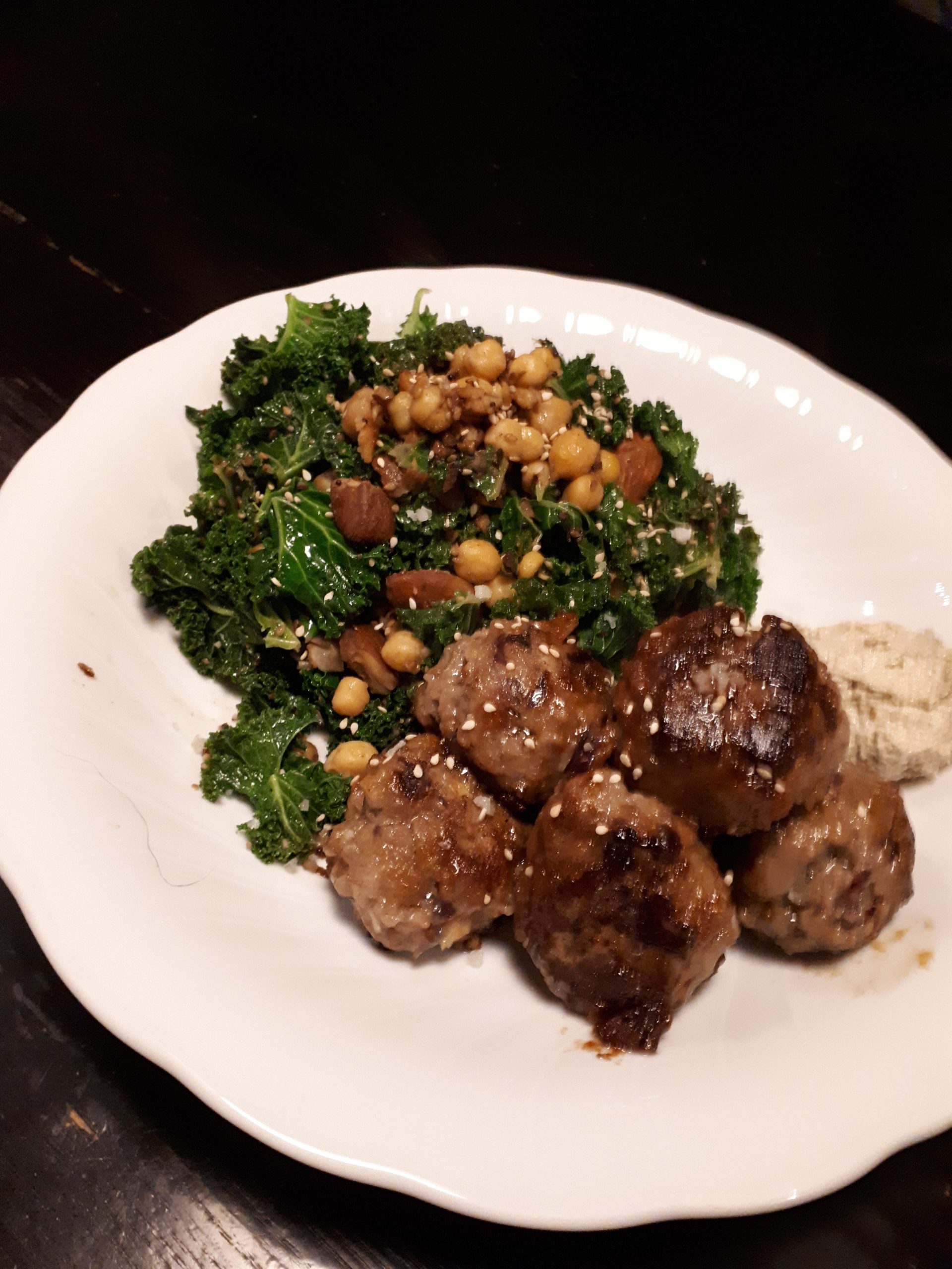 Boulettes de porc et bœuf, salade de chou frisé et pois chiches