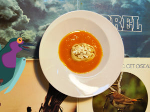 Potage aux carottes & curcuma, racine de persil à la feta & noix de cajou