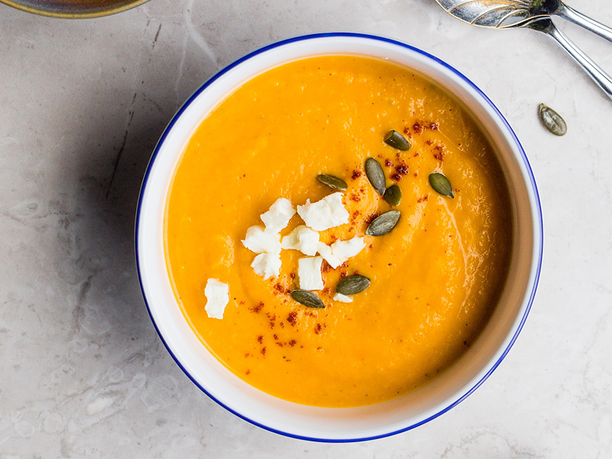 Potage aux carottes & curcuma, persil tubéreux à la feta & noix de cajou