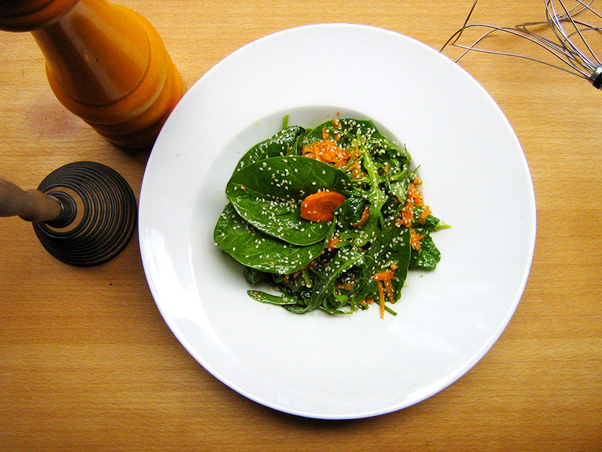 Salade d’épinards, roquette, carotte & sésame