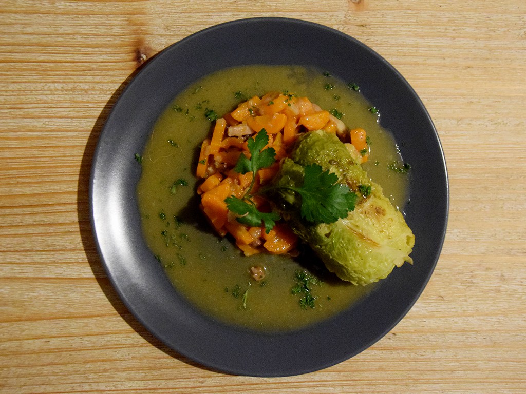 Ballotines de chou vert farcies dans leur jus de cuisson