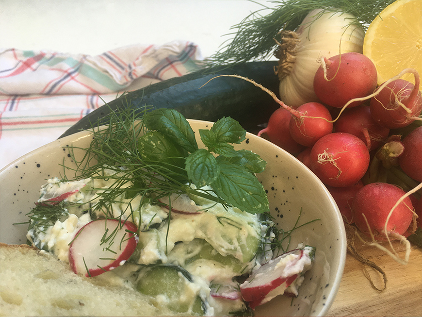 Raïta au concombre, radis et fromage frais