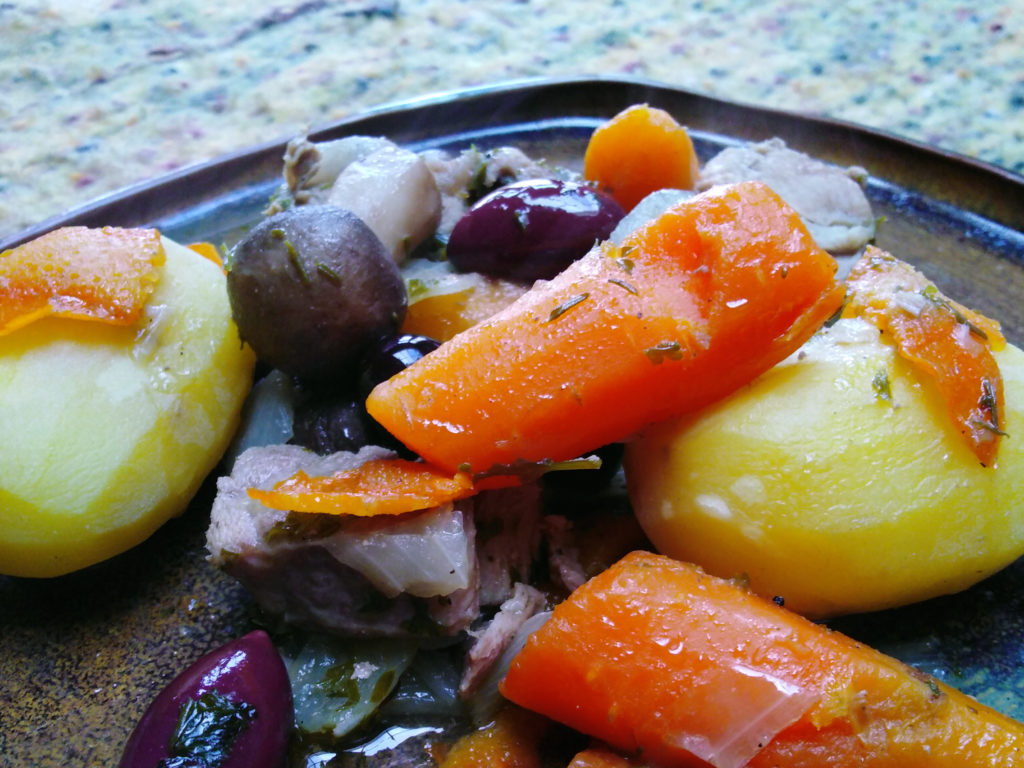 Mijoté de porc aux olives, carottes et champignons