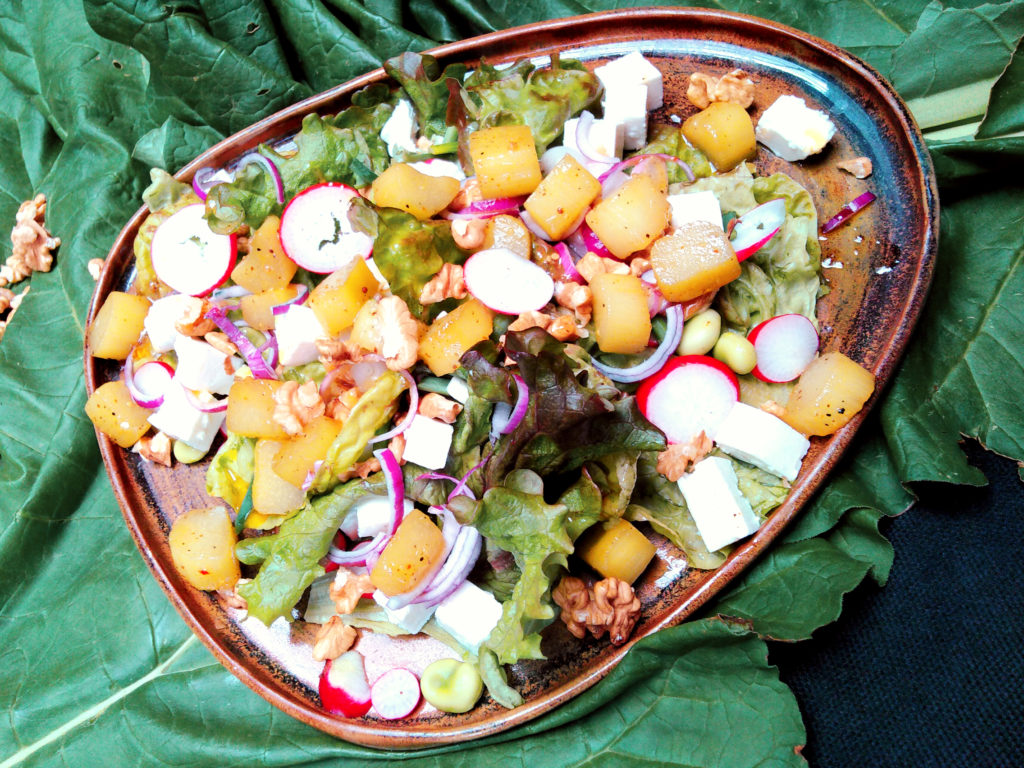 Salade à la rhubarbe, radis et feta