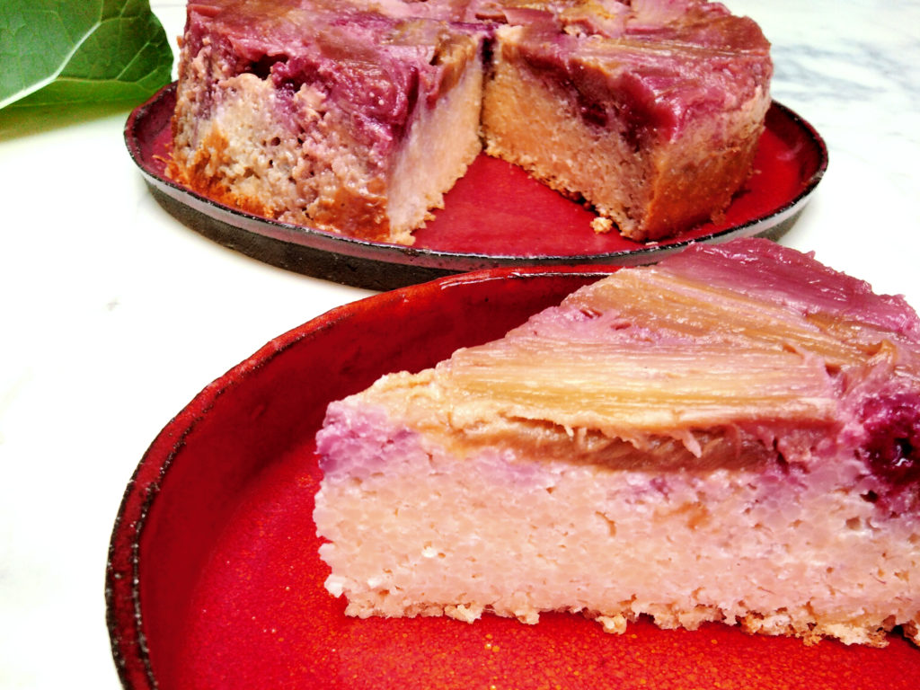 Gâteau de semoule à la rhubarbe et aux fraises