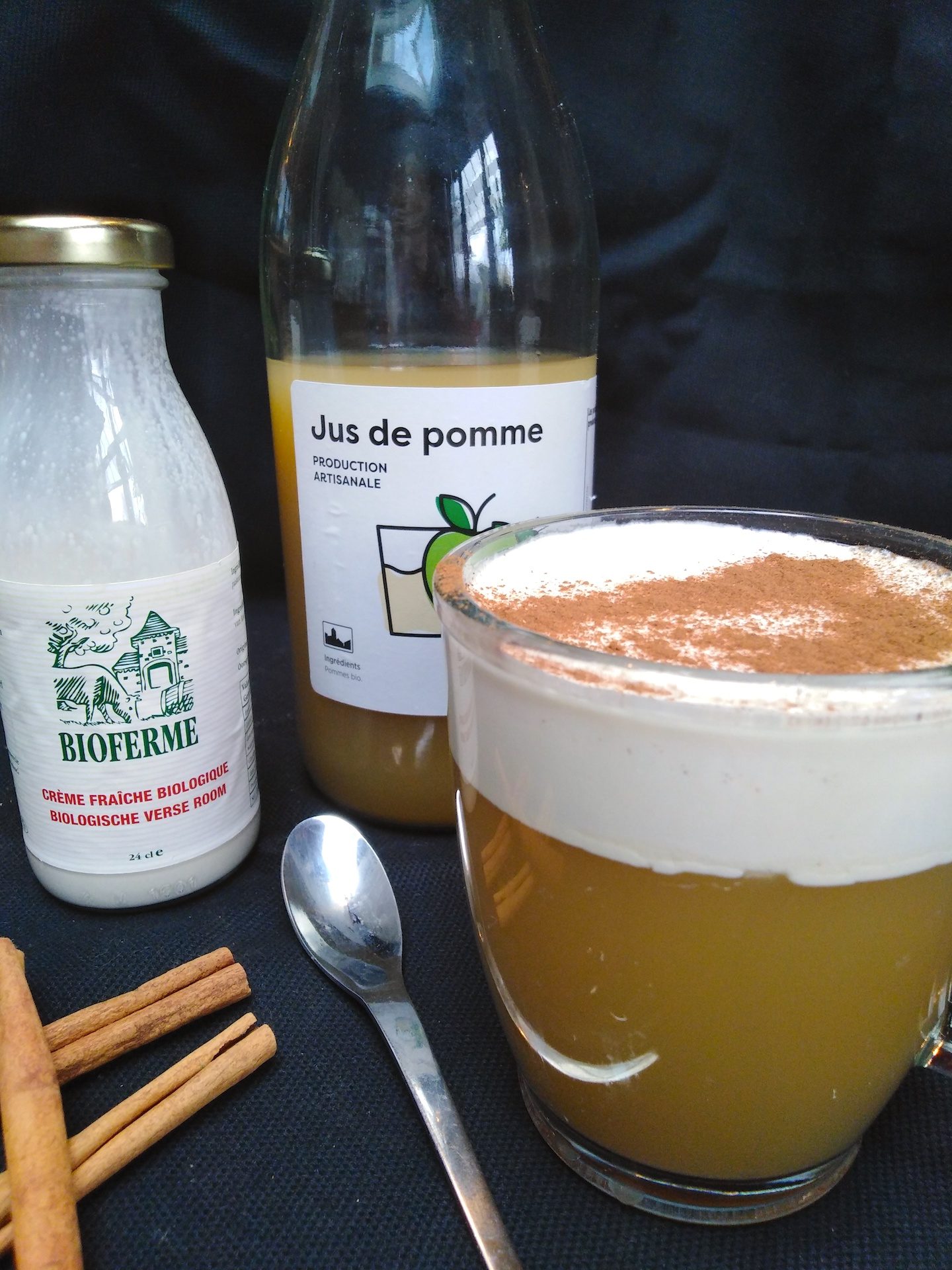 Jus de pomme chaud à la cannelle et crème fraîche