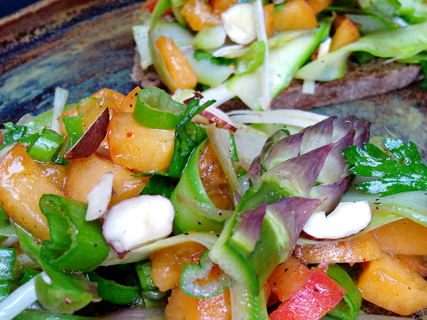Crostini printanier aux asperges vertes, abricots, oignons ciboule et noisettes