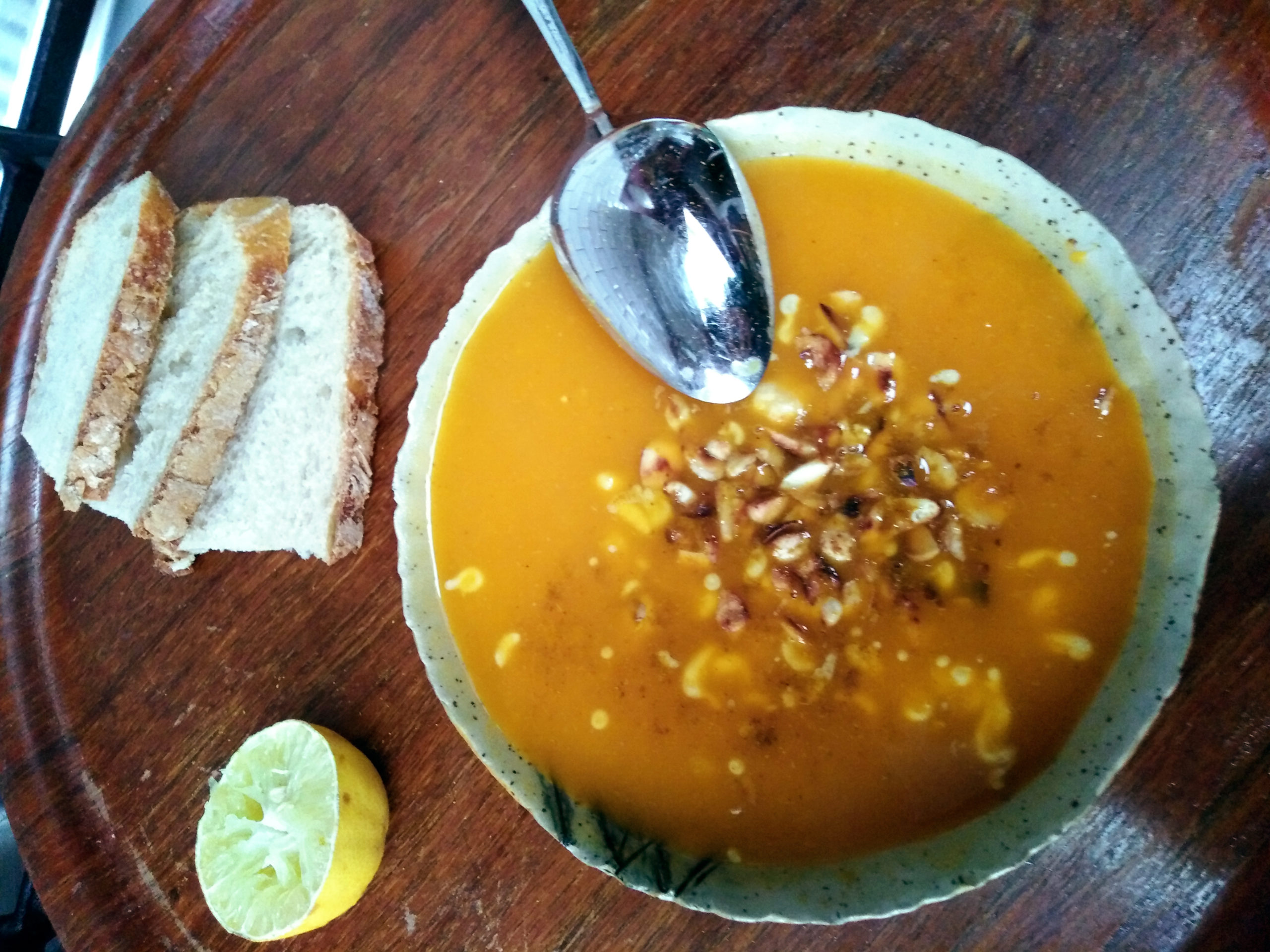 Soupe de butternut, crème de sésame et noix de cajou grillées