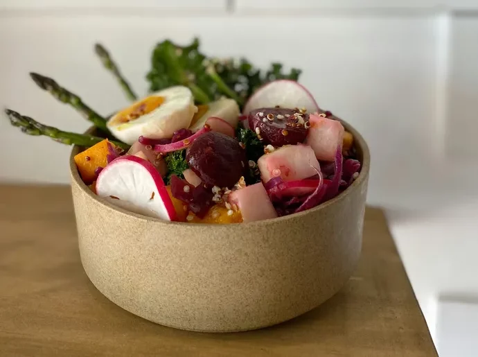 Bouddha bowl local aux navets et noisettes