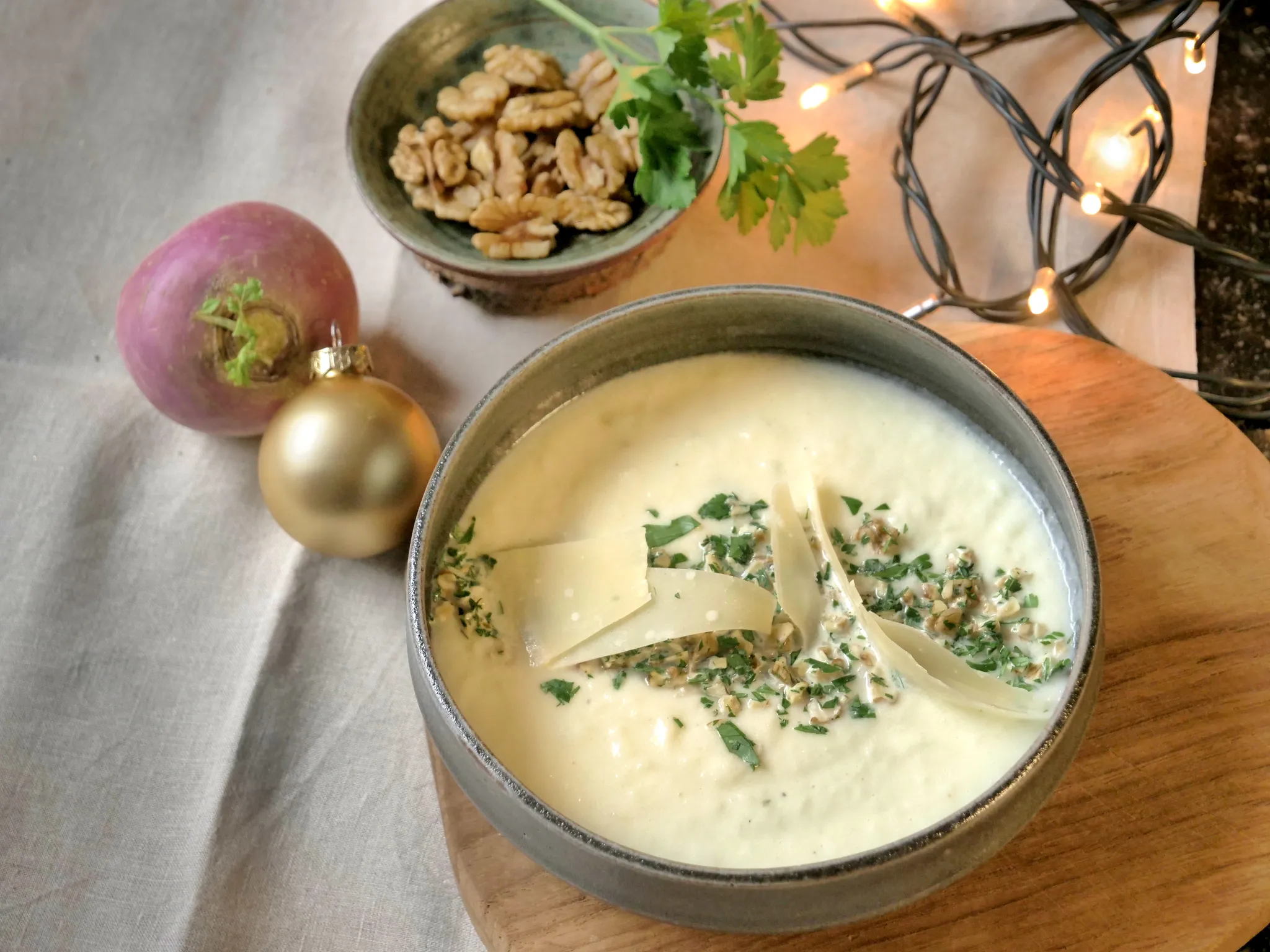 Velouté de navets, toppings noix, persil, parmesan