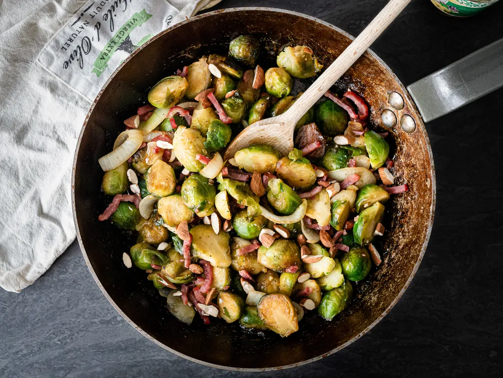 Salade de choux de Bruxelles, lard et quinoa