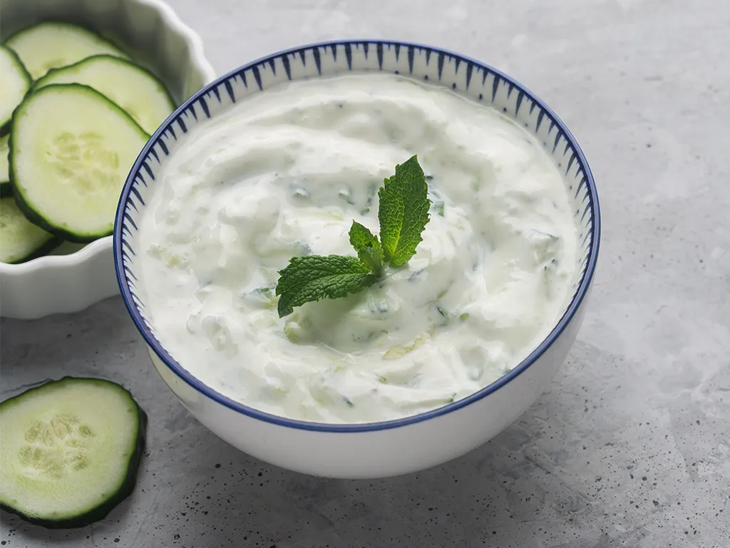 Raïta au concombre, radis et fromage frais
